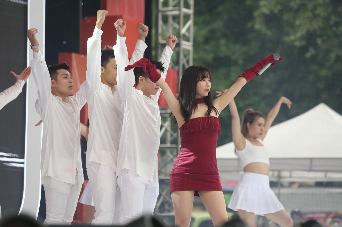 Min tự tin thể hiện trước hàng nghìn các bạn trẻ tại SVĐ Bách Khoa. Ca sĩ chia sẻ bay từ TP.HCM ra và háo hức khi biểu diễn tại sân chơi cho các bạn sinh viên.