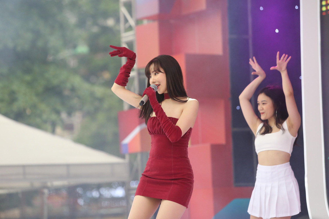 Xinh đẹp, hát hay, vũ điệu đẹp của Min thu hút nhiều bạn trẻ đến ngày một đông tại Sóng Festival.