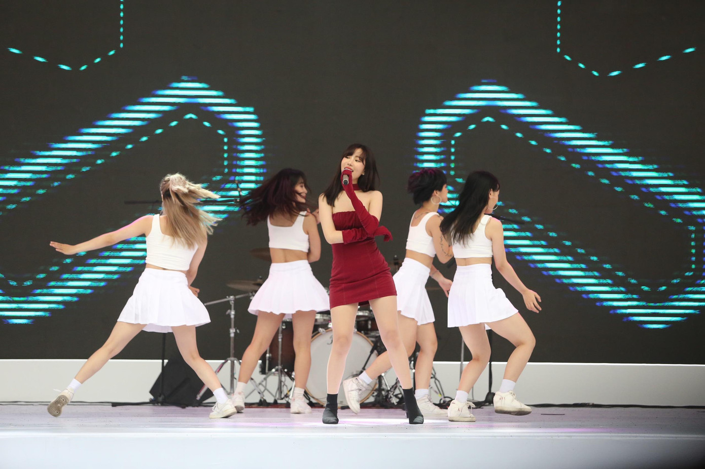 Ca sĩ Min đốt cháy sân khấu buổi chiều với ca khúc "Cà phê". Đây là bài hát top hit mới của cô ca sĩ trẻ với 7 triệu lượt xem được trình diễn tại Sóng Festival. Cô tự tin trình diễn những vũ đạo điêu luyện trước hàng nghìn các bạn sinh viên.