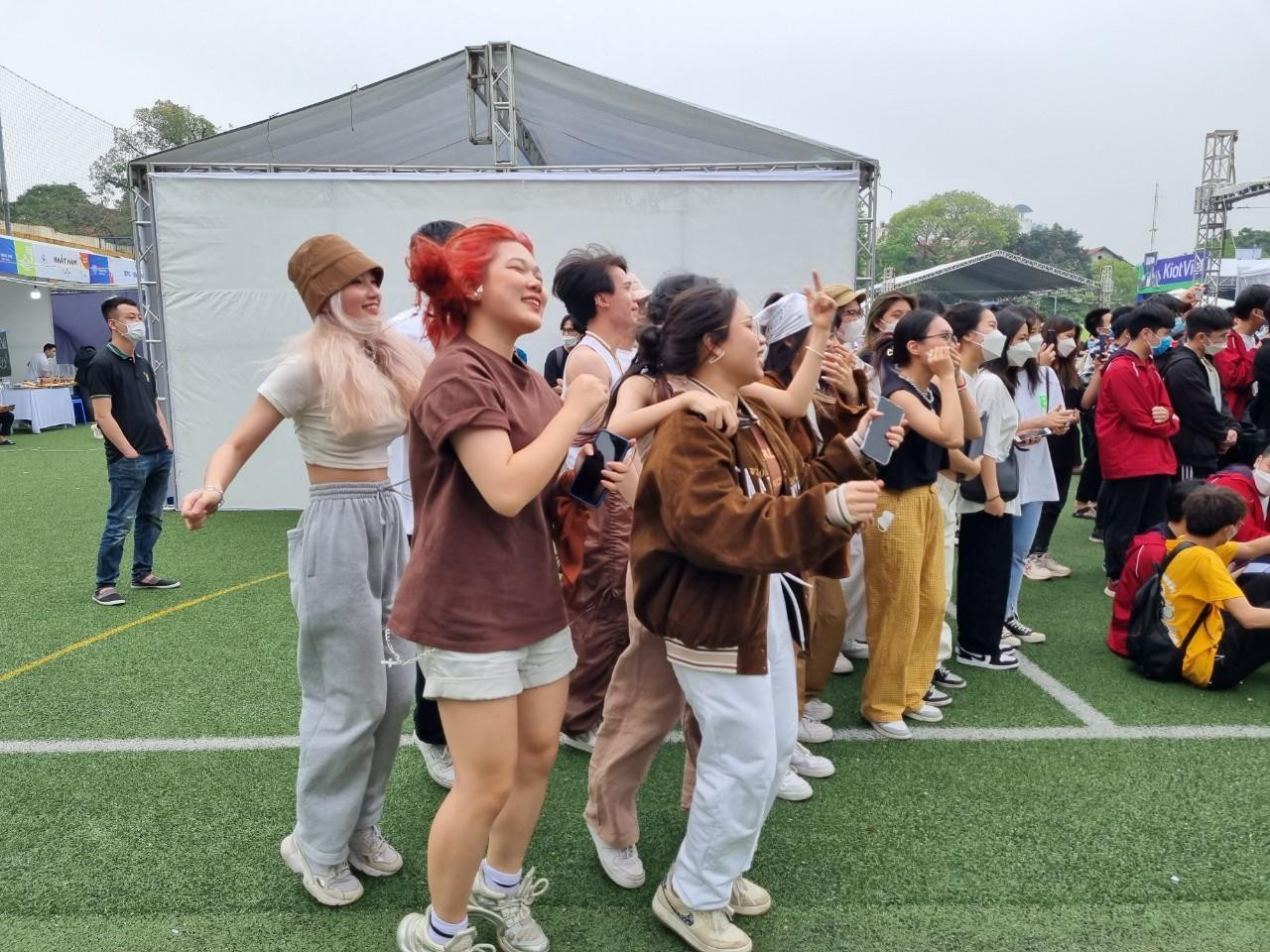 Các bạn trẻ hoà mình vào những điệu nhảy, ca từ từ bài hát của ca sĩ Min.