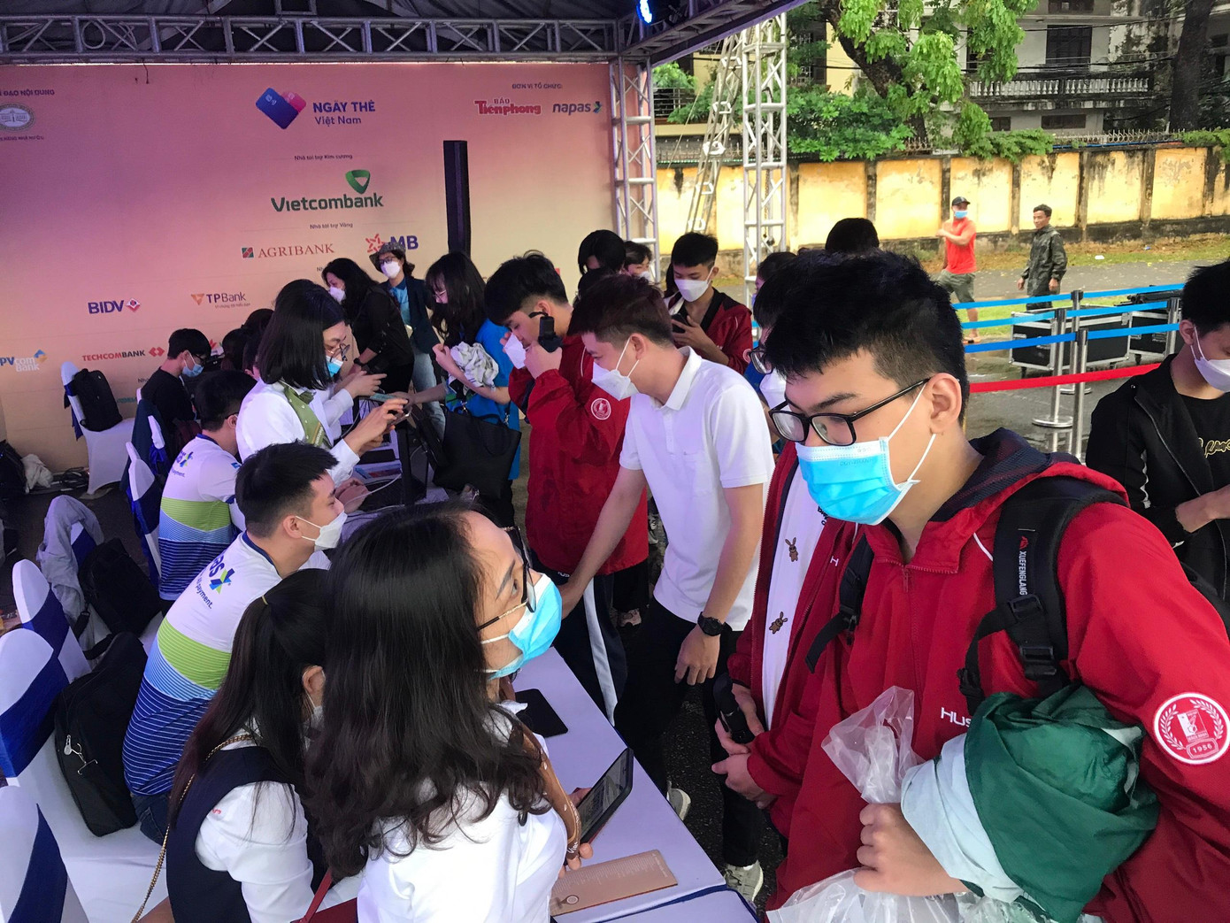 Chỉ mất 10 giây, các bạn sinh viên check in nhận 50.000 đồng trong tài khoản tại gian hàng công ty Napas.