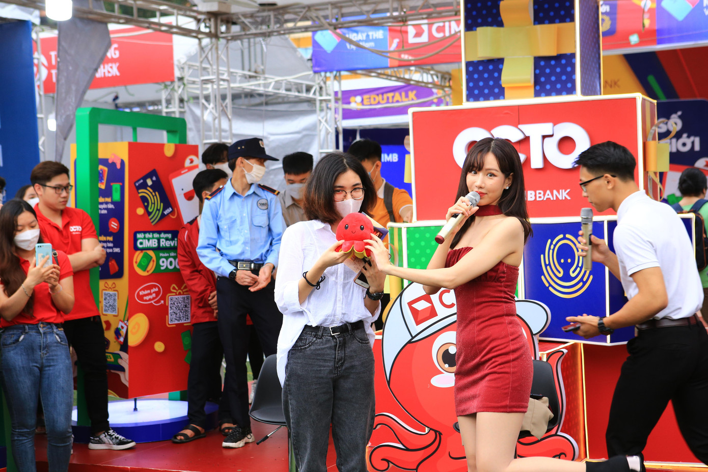 Quà tặng từ ngân hàng do ca sĩ Min trao sau trải nghiệm thanh toán số tại gian hàng của một ngân hàng trong Ngày Thẻ Việt Nam