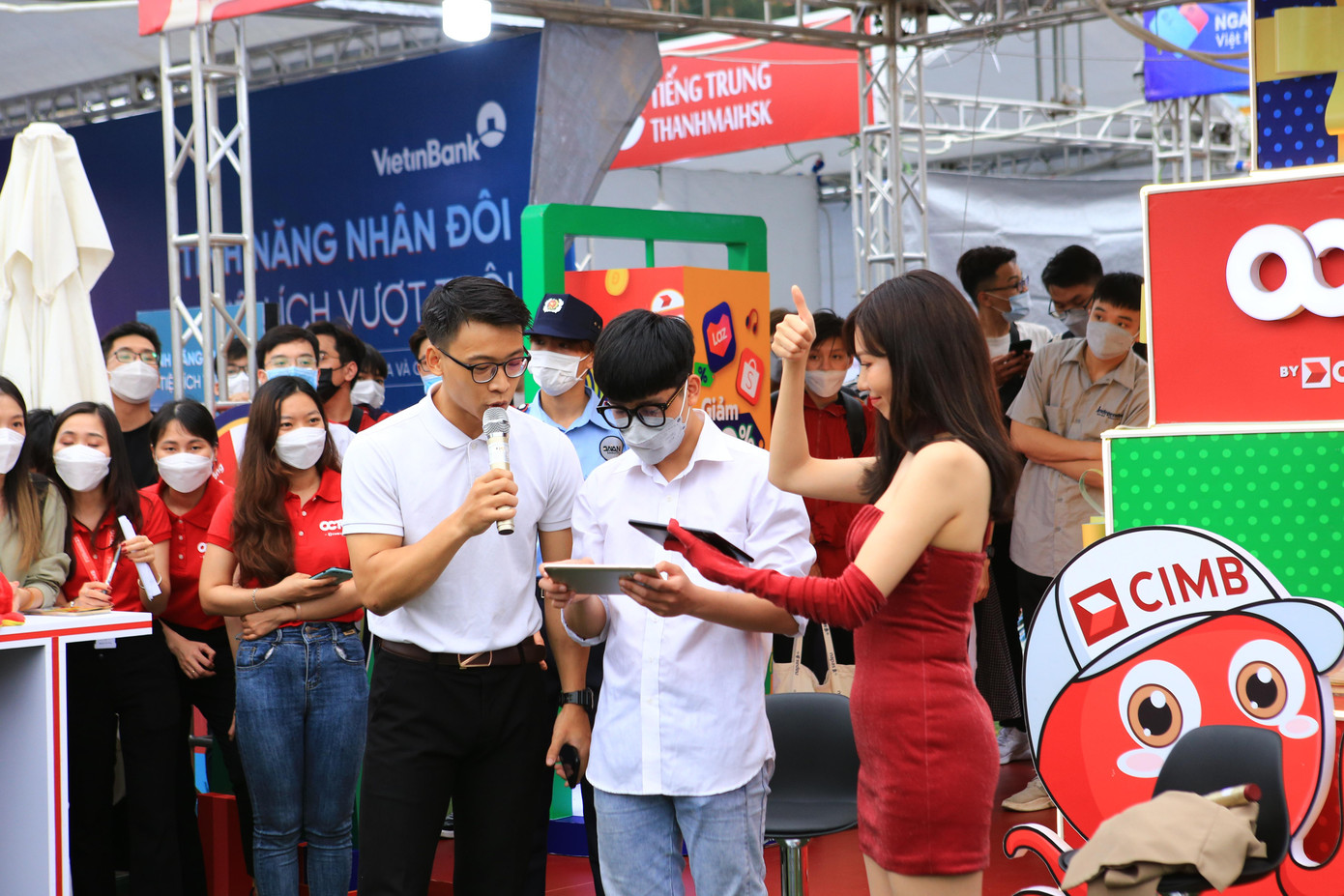 Những trò chơi đơn thanh toán số tại các ngân hàng giữa ca sĩ Min và sinh viên làm sôi động không khí Ngày Thẻ Việt Nam lần 2: Sóng Festival.