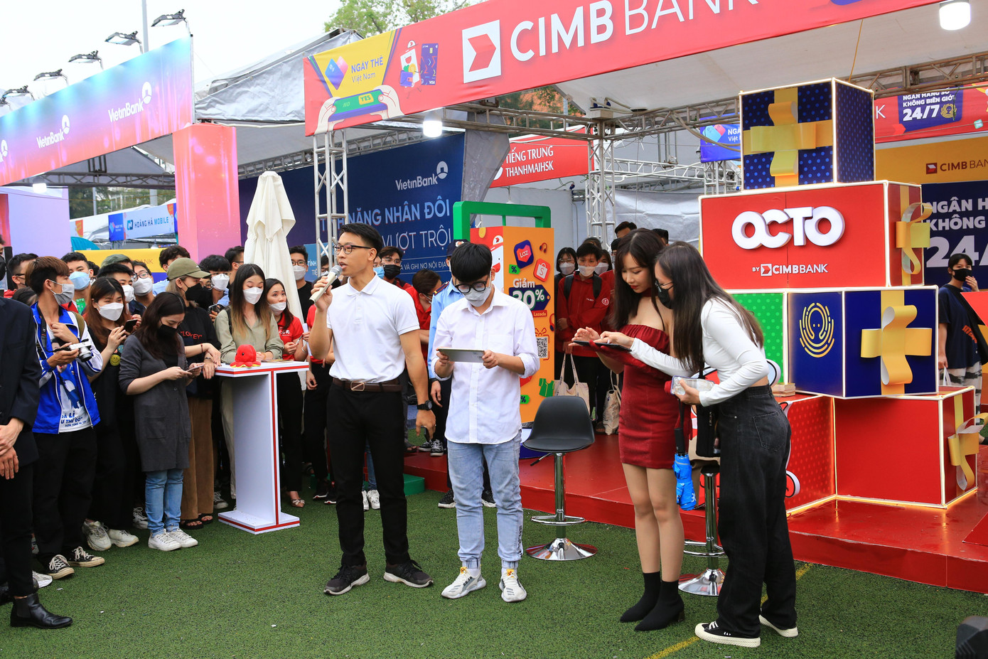 Các bạn sinh viên cùng ca sĩ Min cùng tham gia trải nghiệm thanh toán số tại gian hàng trong Sóng Festival.