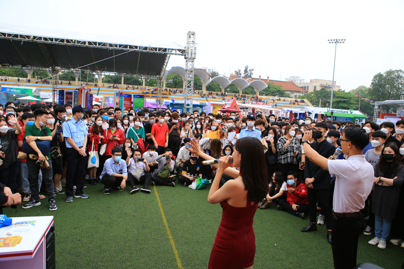 Ca sĩ Min xuống gian hàng của ngân hàng giao lưu với các bạn sinh viên.