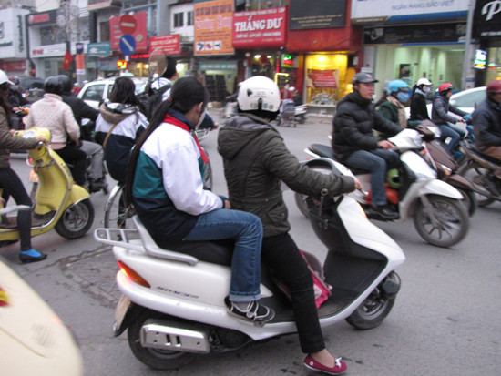 Nhiều học sinh tan học sớm, ra về trong giờ cao điểm