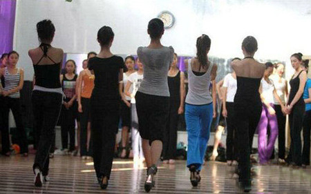 ...dù biết rằng quy luật đào thải trong giới chân dài đầy khốc liệt.