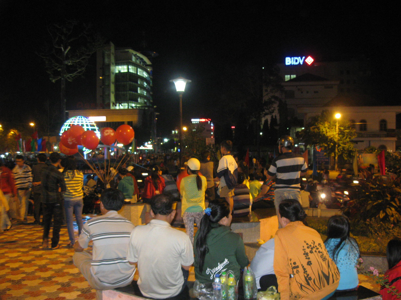 Chờ xem bắn pháo hoa