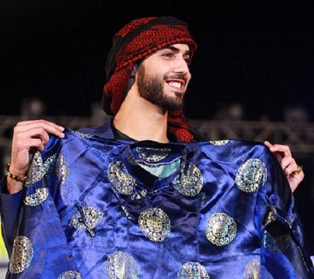 Giữa tháng 9, trước cơn sốt “bị trục xuất vì quá đẹp trai”, chàng trai Ả Rập Omar Borkan Al Gala đã được mời đến Việt Nam để tham dự một buổi biểu diễn ca nhạc