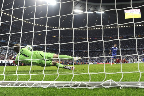 Người hâm mộ Bayern Munich lại thắp lên hy vọng khi Juan Mata của Chelsea không thắng được Neuer