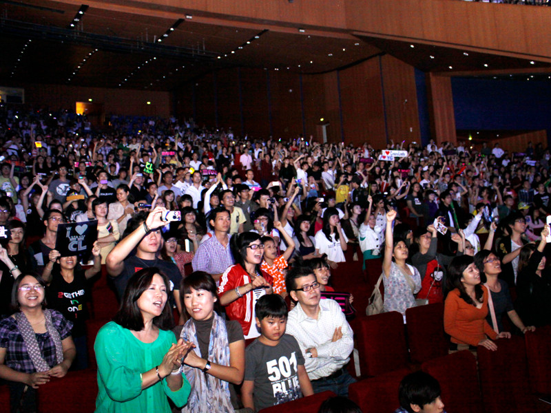 Hội trường Trung tâm Hội nghị Quốc gia không còn một chỗ trống trước giờ biểu diễn của 2NE1