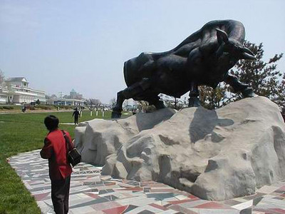 Tượng bò bằng đồng