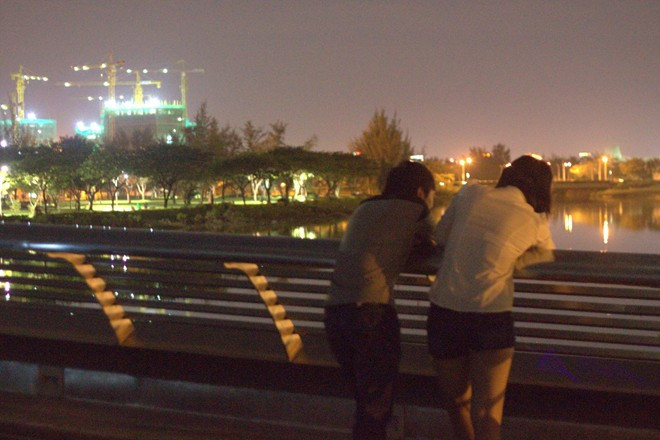 Vì thế, thật dễ hiểu khi cầu là điểm hẹn hò, vui chơi không thể không đến của giới trẻ Sài Gòn