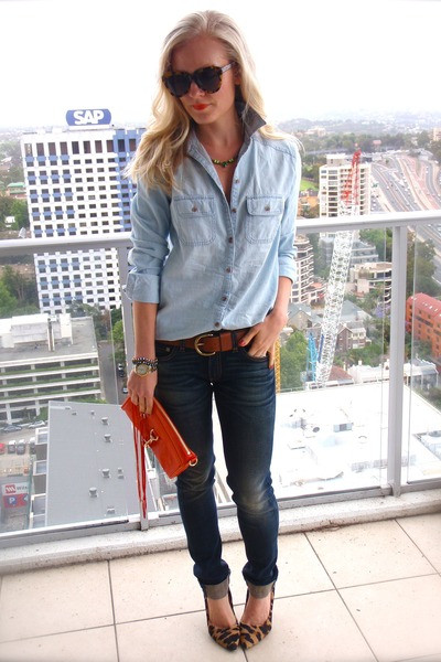 Áo sơ mi kẻ đang là xu hướng được nhiều bạn gái yêu thích. Set đồ jean kết hợp với sơ mi kẻ là lựa chọn hoàn hảo cho những cô nàng năng động. Mix quần jeans với áo sơ mi họa tiết vừa giúp bạn giữ được vẻ ngọt ngào, duyên dáng những cũng rất khỏe khoắn và năng động.