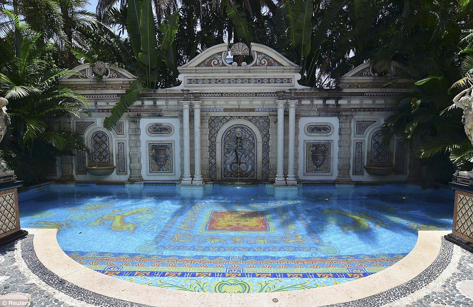 Bể bơi được rát vàng 24 carat. Ảnh: Reuters