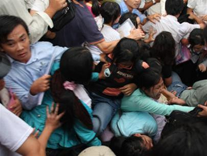 Hỗn loạn. Ảnh: Như Hùng - Tuổi trẻ Hỗn loạn. Ảnh: Như Hùng - Tuổi trẻ