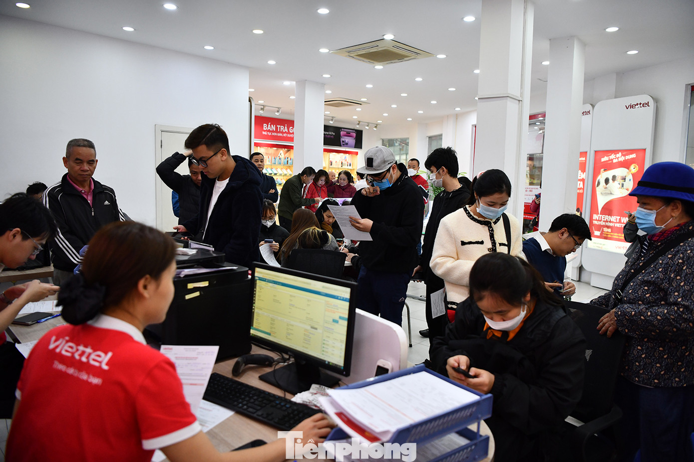 Tuy vậy, với những người phải đến quầy giao dịch, việc giải quyết từng trường hợp khá chậm do phải qua nhiều thao tác như: khai báo thông tin, kiểm tra thông tin, chụp ảnh… nên những người đến sau chờ đợi tương đối lâu.