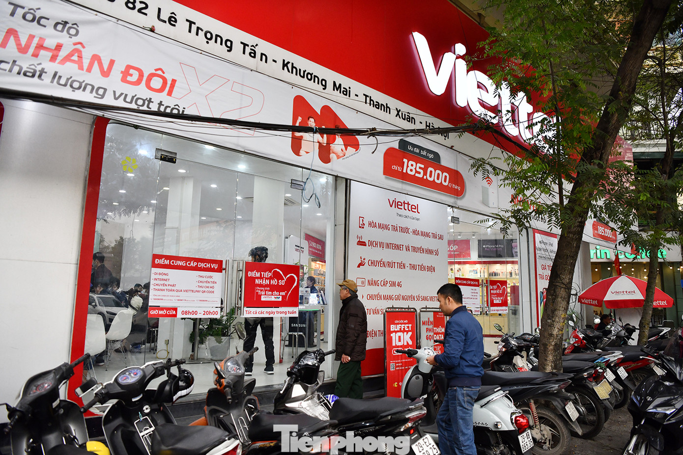 Tại phòng giao dịch Viettel 82 Lê Trọng Tấn (phường Khương Mai, quận Thanh Xuân, Hà Nội) vào 9 giờ 30 sáng nay không còn chỗ để xe máy cho khách hàng, nhiều người đến làm thủ tục thấy đông đành chuyển sang buổi chiều để cập nhật.