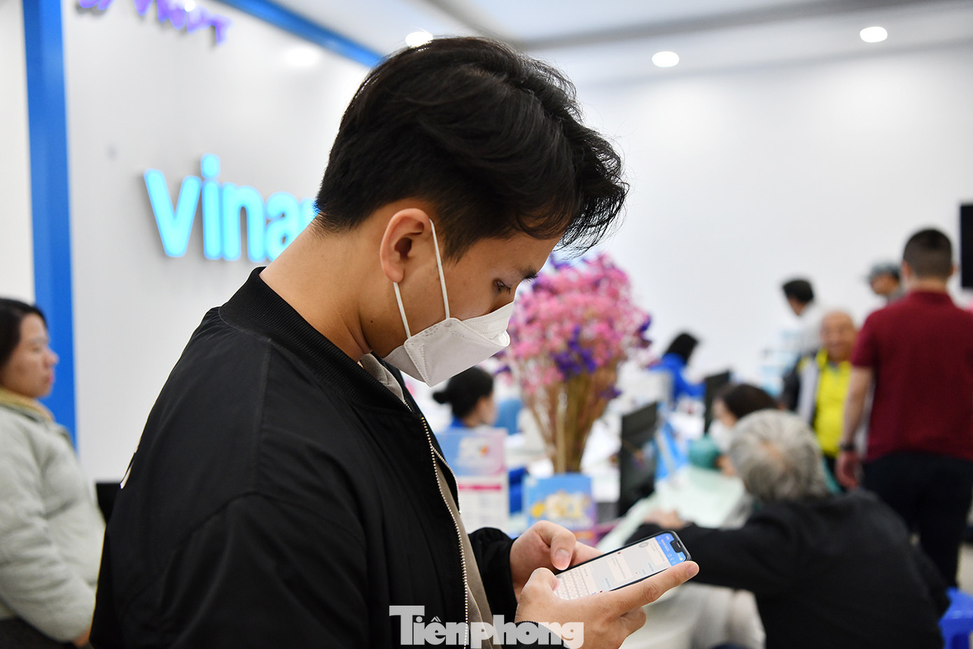 Đại diện nhà mạng VinaPhone cho biết: 'nhà mạng này tiếp tục gửi tin nhắn, triển khai cuộc gọi thông báo tới các thuê bao di động trong diện cần phải chuẩn hóa thông tin, đáp ứng yêu cầu đồng bộ với Cơ sở dữ liệu quốc gia về dân cư'.