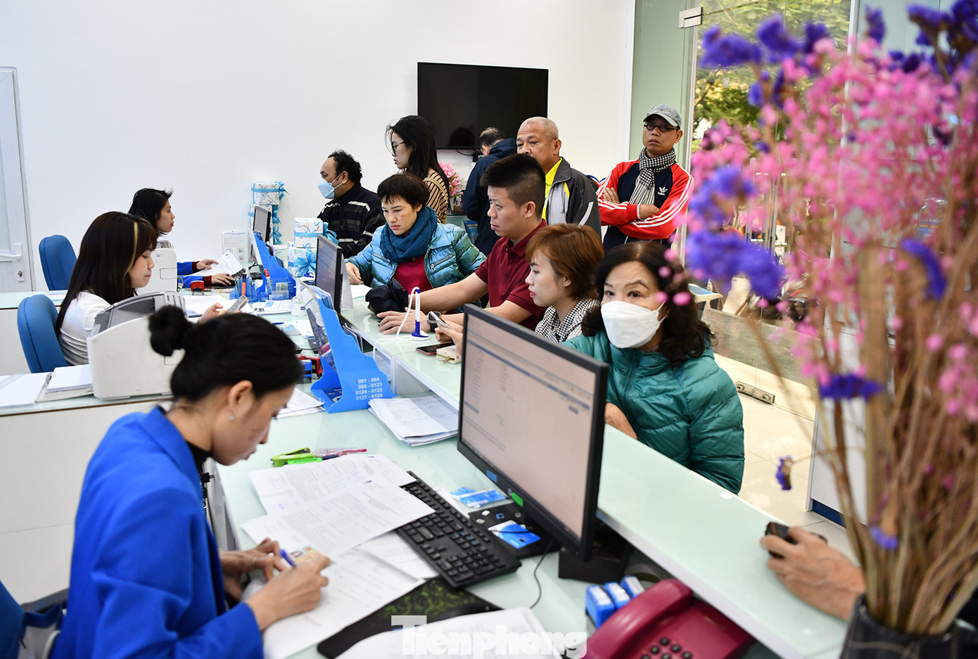 Tại quầy giao dịch lượng khách cũng rất đông. Nhiều người phải đứng chờ vì không còn ghế trống, chủ yếu họ đến để cập nhật thông tin thuê bao.