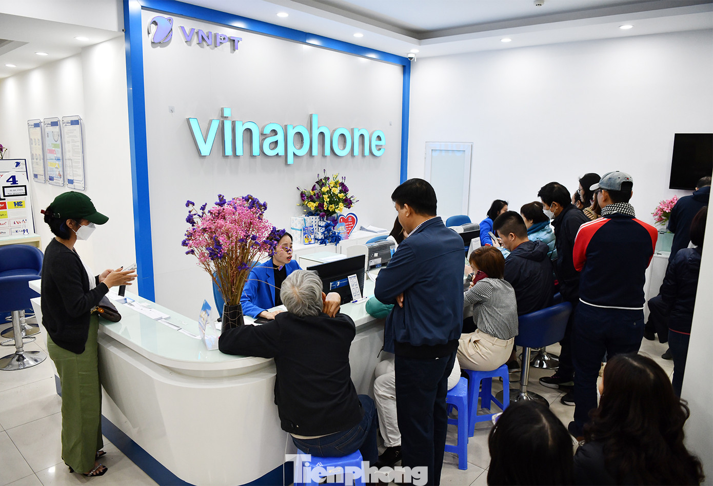 10 giờ sáng 30/3 tại phòng giao dịch Vinaphone 57A Huỳnh Thúc Kháng người dân ngồi kín phòng chờ chuẩn hoá thông tin thuê bao di động.