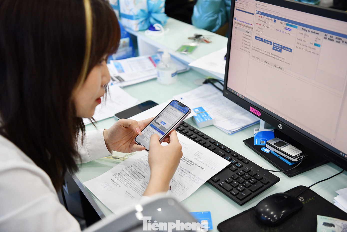 Các nhân viên tại các trung tâm giao dịch tất bật từ sáng cho đến tối để cập nhật thông tin cho khách hàng.