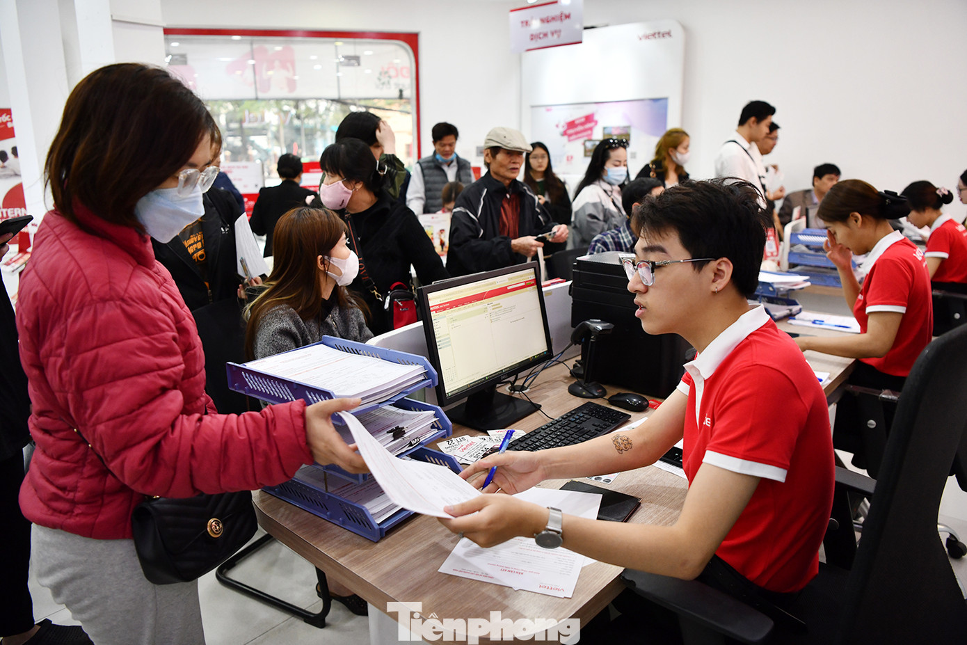 Bên trong lượng khách hàng đến lấy số thứ tự và ngồi chờ xếp hàng đến lượt.