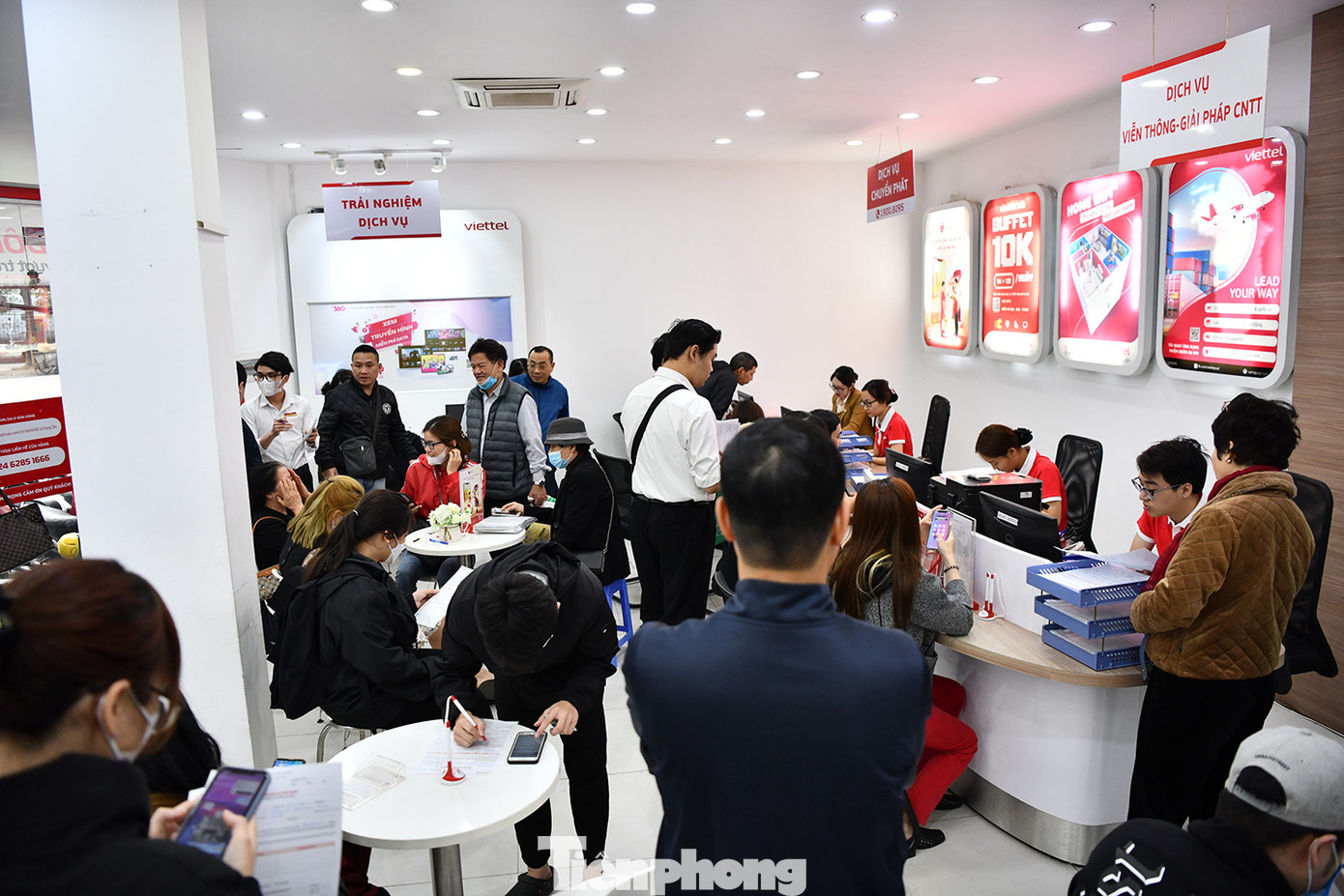 Tại đây, có nhân viên hướng dẫn để khách hàng tự thao tác cập nhật thông tin trên điện thoại mà không cần phải ra quầy thực hiện, trừ các trường hợp phức tạp hơn.