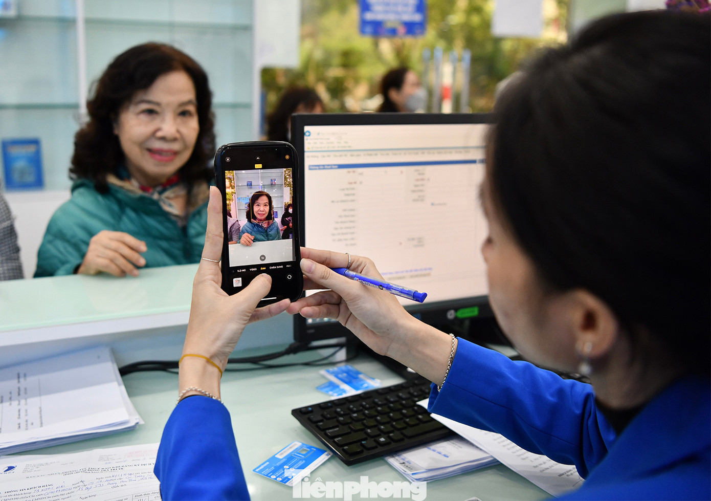 Sáng nay lượng người đến cập nhật thông tin chủ yếu là người lớn tuổi và sinh viên.