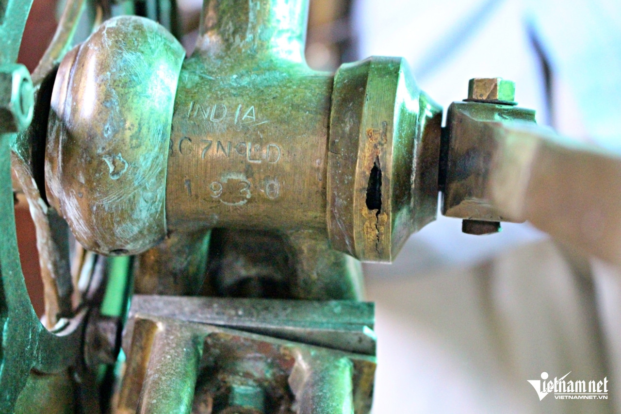 Trên một số bộ phận của xe có dập chìm những ký tự. Ảnh: Hà Nguyễn.