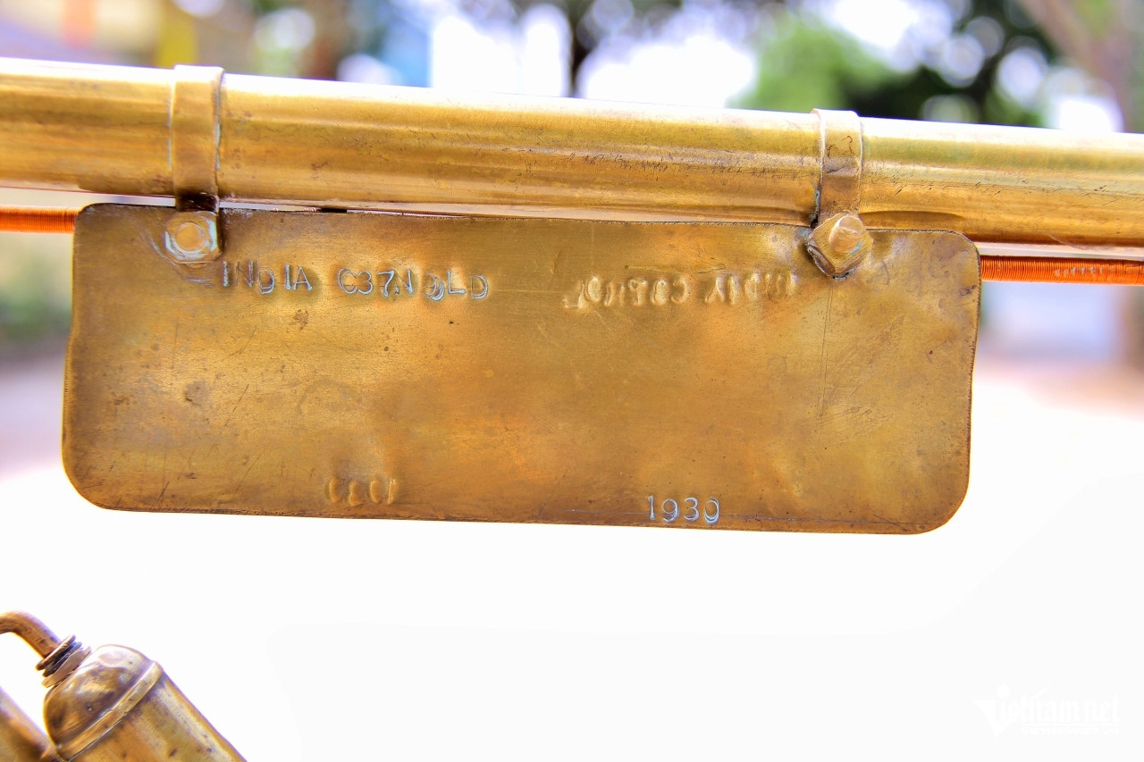 Trên một số bộ phận của xe có dập chìm những ký tự. Ảnh: Hà Nguyễn.