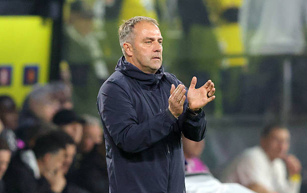 HLV Hansi Flick động viên các học trò sau trận Barca thua Dortmund 1-3. Ảnh: Getty Images.