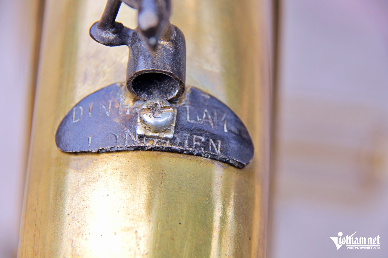 Biểu tượng hình chim trên dè chắn bùn bánh trước với dòng chữ: Đinh Lam, Long Điền được dập chìm. Ảnh: Hà Nguyễn.