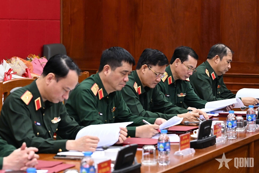 Thượng tướng Phùng Sĩ Tấn, Phó tổng Tham mưu trưởng Quân đội nhân dân Việt Nam và các đại biểu dự hội nghị.