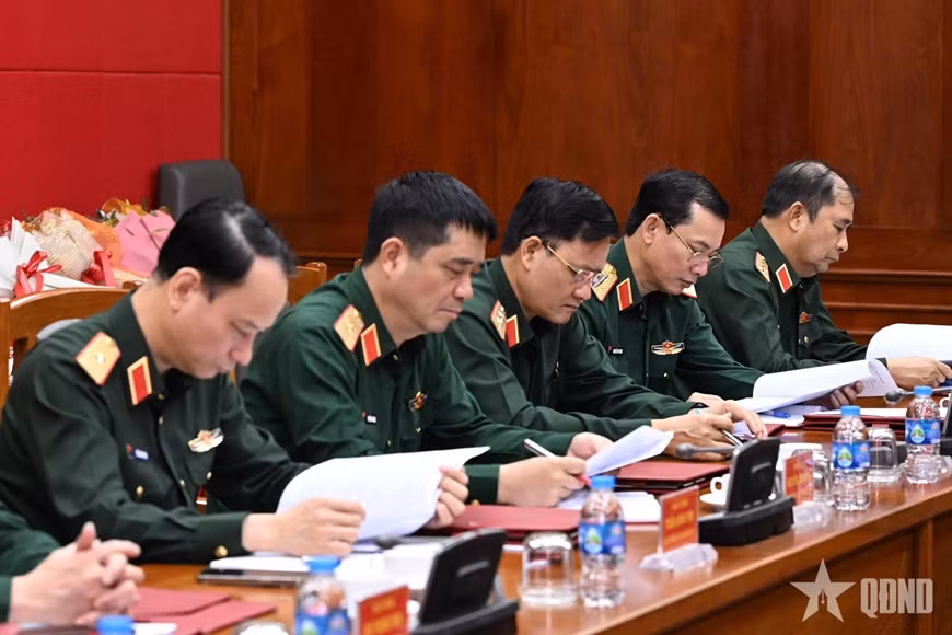 Thượng tướng Phùng Sĩ Tấn, Phó tổng Tham mưu trưởng Quân đội nhân dân Việt Nam và các đại biểu dự hội nghị. Thượng tướng Phùng Sĩ Tấn, Phó tổng Tham mưu trưởng Quân đội nhân dân Việt Nam và các đại biểu dự hội nghị.