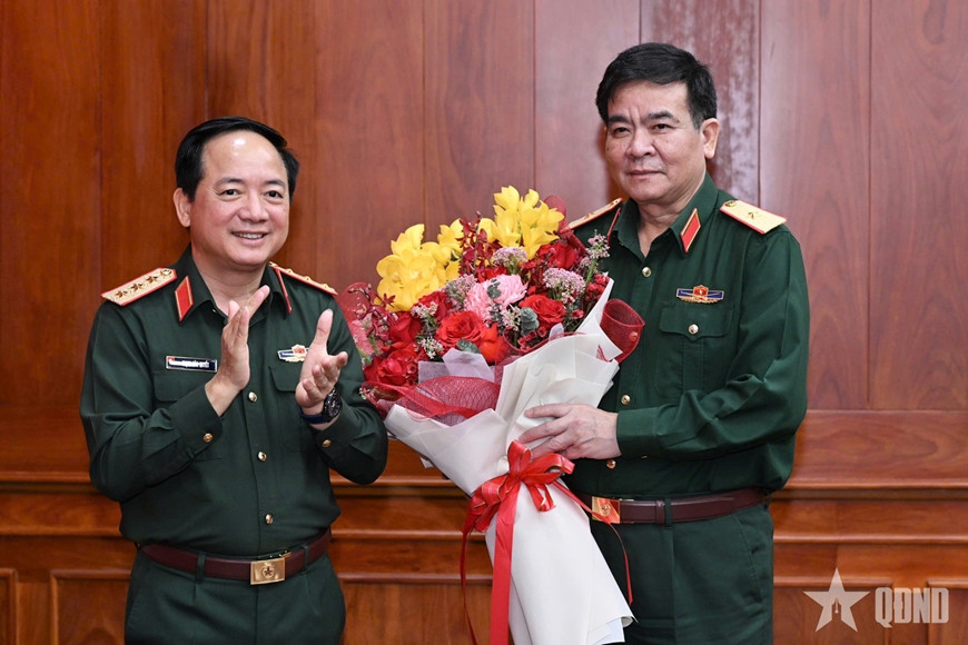 Thượng tướng Trịnh Văn Quyết tặng hoa chúc mừng Thiếu tướng Nguyễn Đức Lợi.