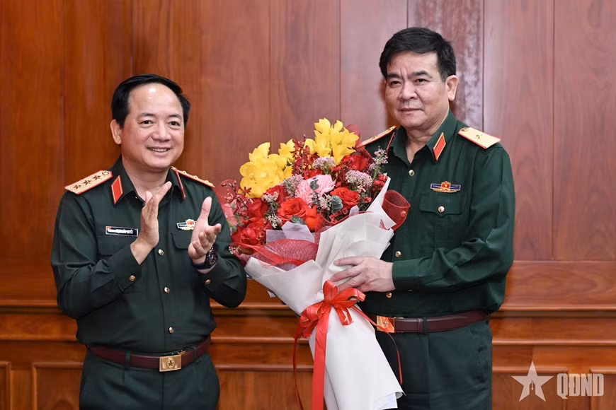 Thượng tướng Trịnh Văn Quyết tặng hoa chúc mừng Thiếu tướng Nguyễn Đức Lợi. Thượng tướng Trịnh Văn Quyết tặng hoa chúc mừng Thiếu tướng Nguyễn Đức Lợi.