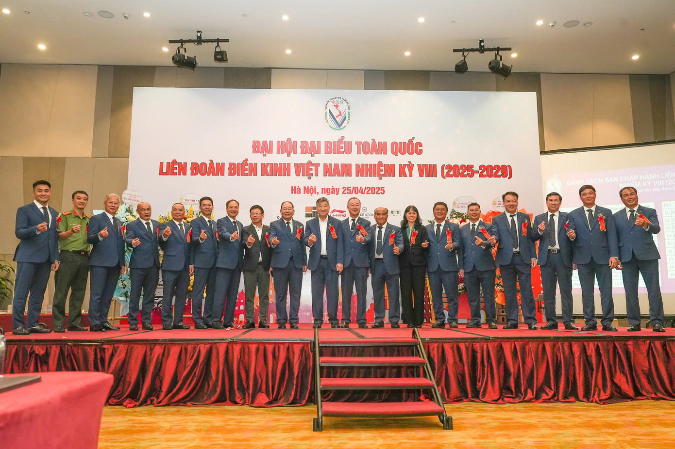 Ban chấp hành Liên đoàn điền kinh Việt Nam nhiệm kỳ VIII với 19 ủy viên ra mắt tại Đại hội.