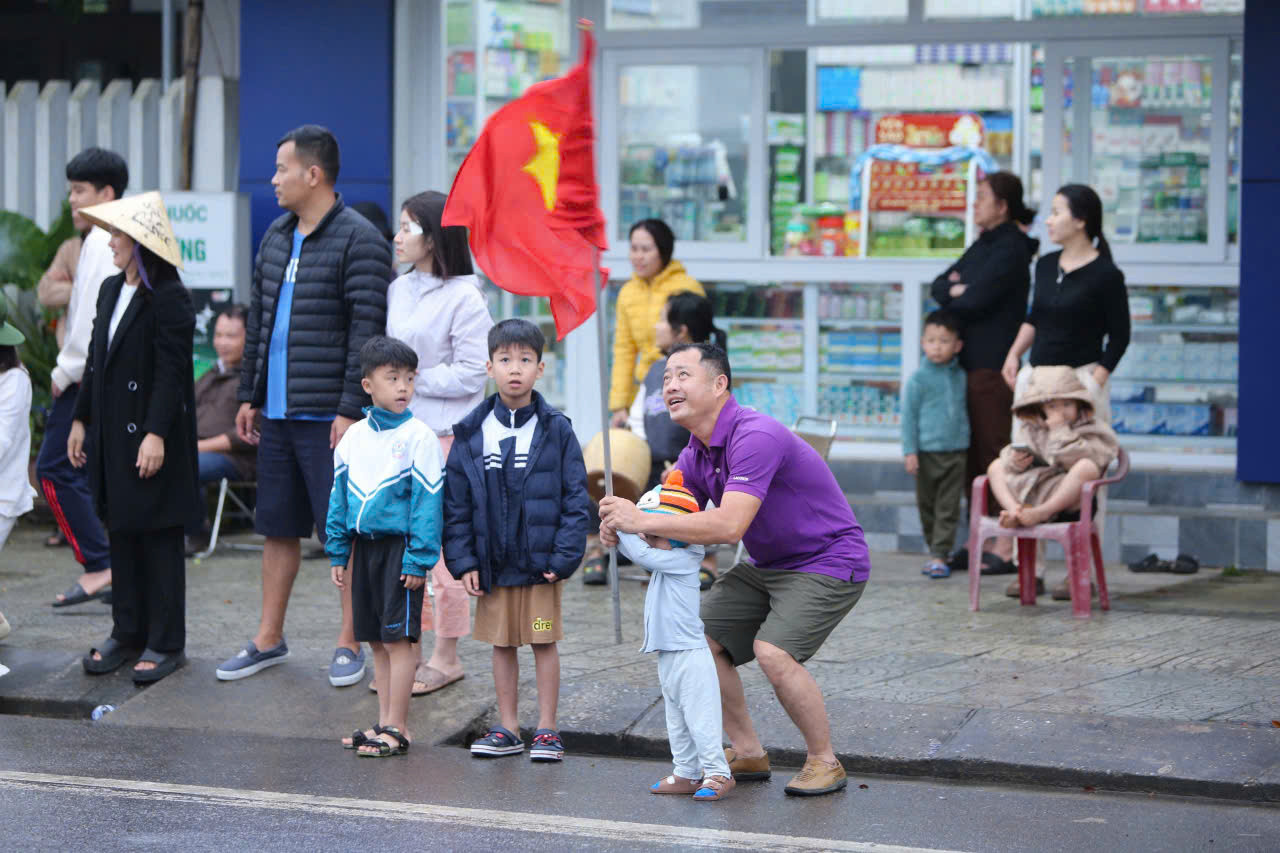Người dân Quảng Trị bất chấp trời mưa, đổ ra đường cổ vũ, động viên, tiếp lửa cho các runner chinh phục thử thách. Ành Tiền Phong