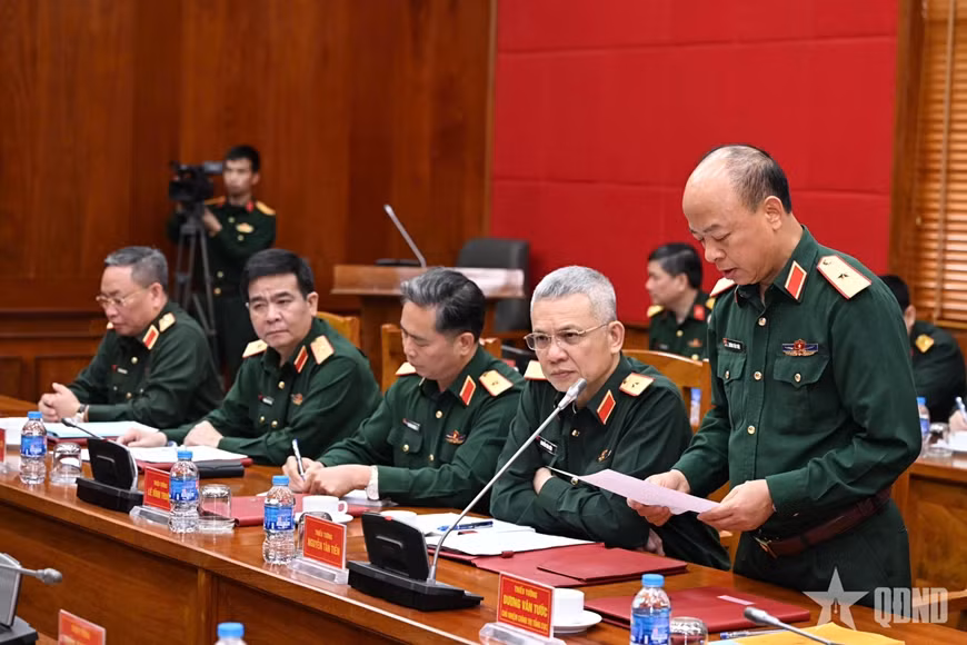 Thiếu tướng Dương Văn Tước, Chủ nhiệm Chính trị Tổng cục II báo cáo tóm tắt biên bản bàn giao. Thiếu tướng Dương Văn Tước, Chủ nhiệm Chính trị Tổng cục II báo cáo tóm tắt biên bản bàn giao.