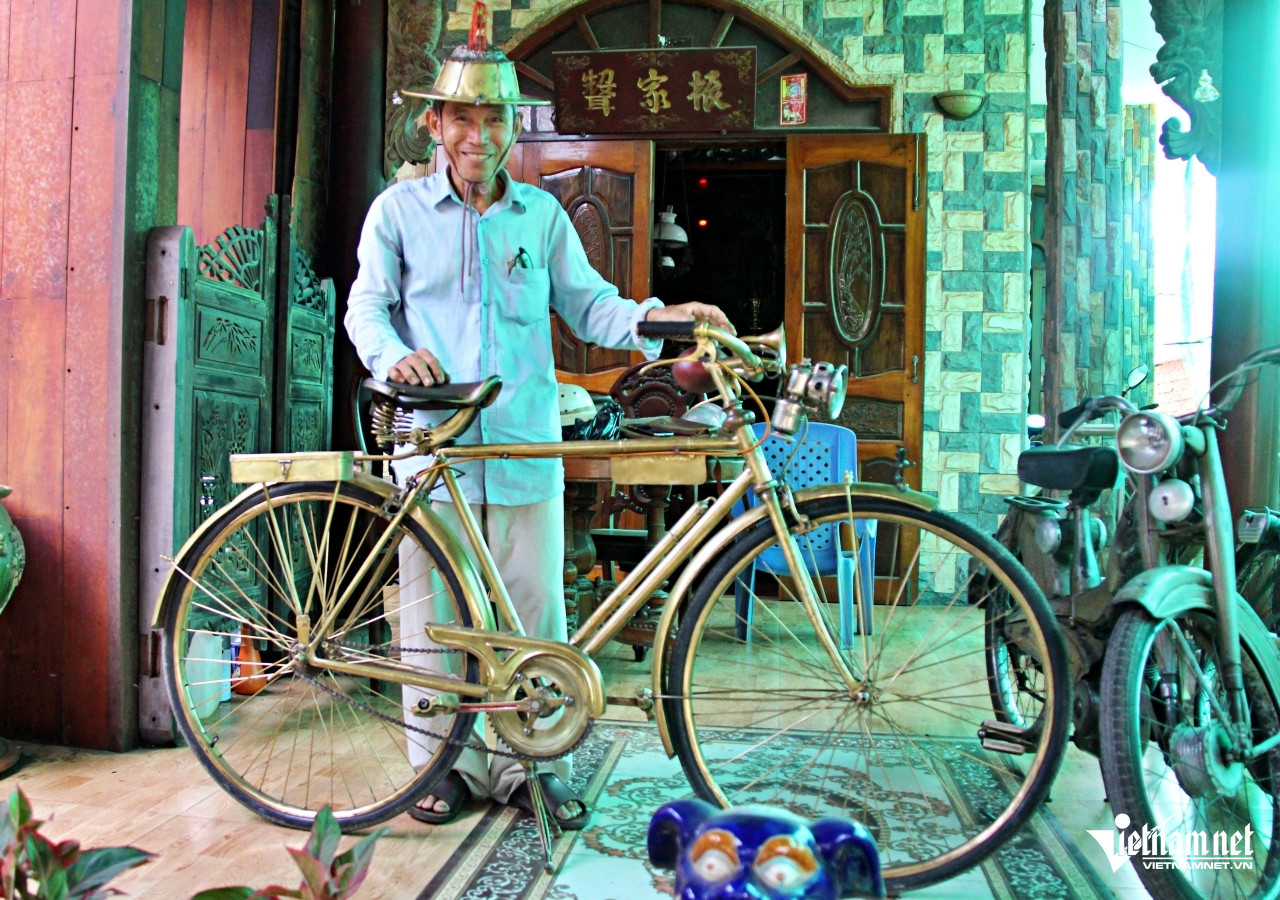 Ông Sơn và chiếc xe đạp độc đáo tại nhà riêng. Ảnh: Hà Nguyễn.