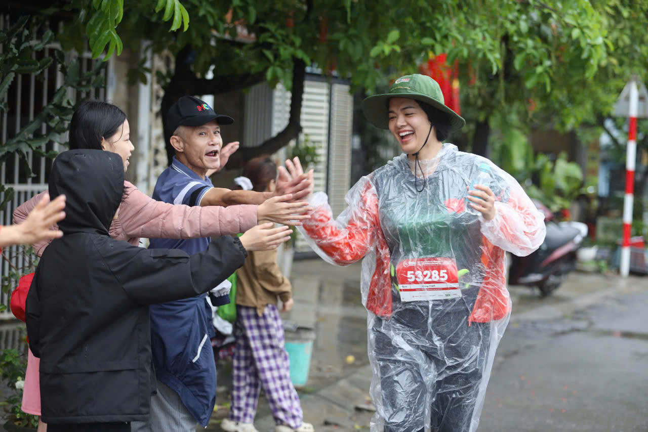 Người dân Quảng Trị bất chấp trời mưa, đổ ra đường cổ vũ, động viên, tiếp lửa cho các runner chinh phục thử thách. Ành Tiền Phong