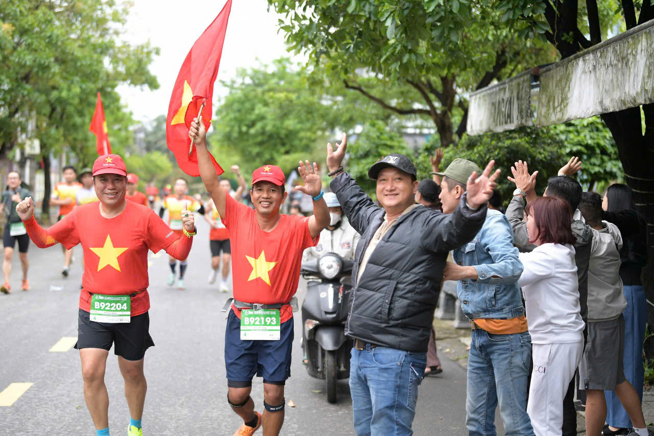 Người dân Quảng Trị bất chấp trời mưa, đổ ra đường cổ vũ, động viên, tiếp lửa cho các runner chinh phục thử thách. Ành Tiền Phong