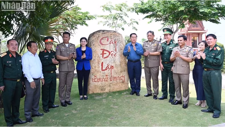 Đồng chí Nguyễn Trọng Nghĩa và các thành viên đoàn đã đến thăm cụm công trình lưu niệm về hành trình cứu nước của nguyên Thủ tướng Campuchia Hunsen tại Khu vực X16, xã Lộc Tấn, huyện Lộc Ninh, tỉnh Bình Phước. Đồng chí Nguyễn Trọng Nghĩa và các thành viên đoàn đã đến thăm cụm công trình lưu niệm về hành trình cứu nước của nguyên Thủ tướng Campuchia Hunsen tại Khu vực X16, xã Lộc Tấn, huyện Lộc Ninh, tỉnh Bình Phước.