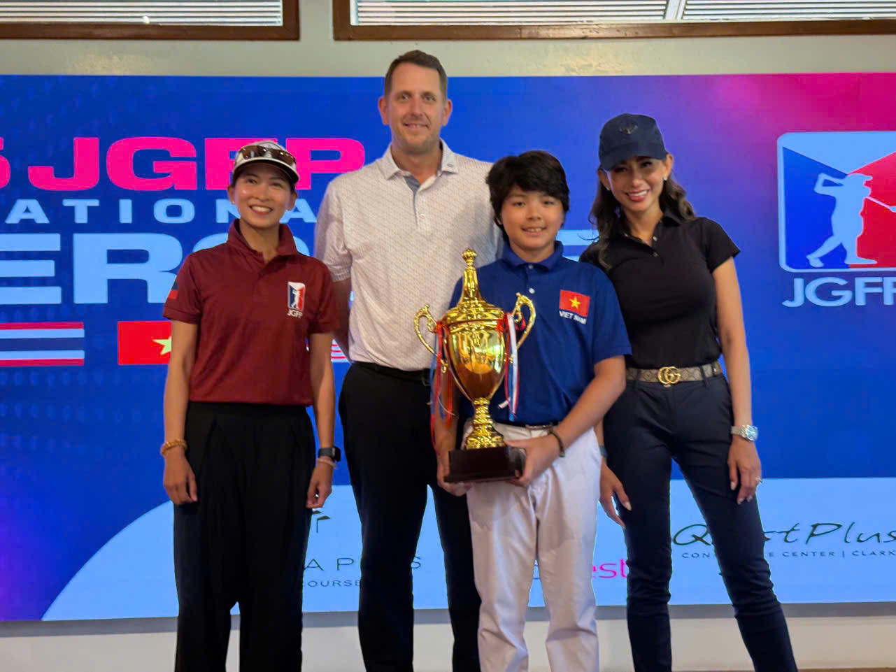 Golfer Bùi Quang Đức Minh nhận giải vô địch U12 & Under Golfer Bùi Quang Đức Minh nhận giải vô địch U12 & Under