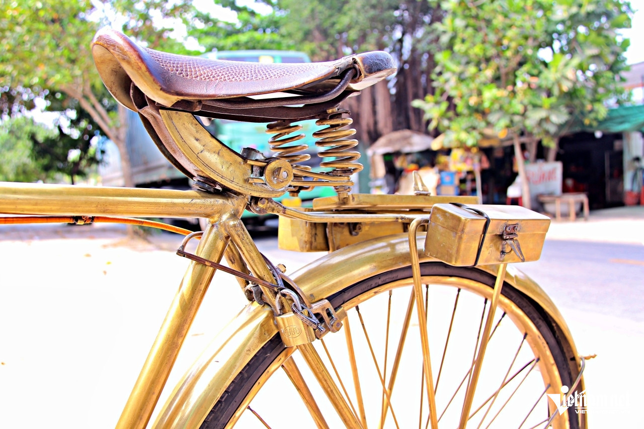 Phần trước xe nổi bật với đèn chiếu sáng, kèn, trong khi phần sau có yên được thiết kế lạ mắt cùng các hộp chứa hình chữ nhật. Ảnh: Hà Nguyễn.