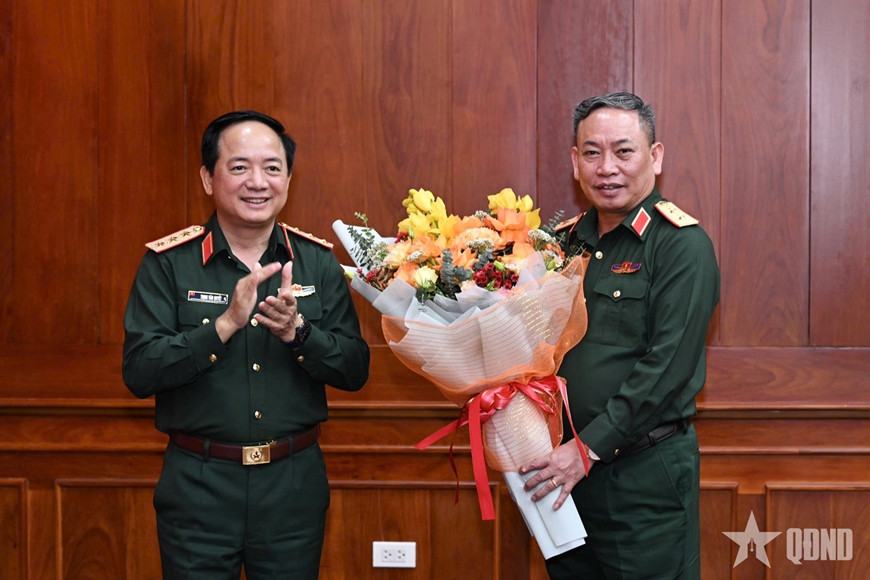 Thượng tướng Trịnh Văn Quyết tặng hoa chúc mừng Trung tướng Trần Công Chính.