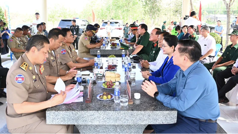 Đồng chí Nguyễn Trọng Nghĩa nghe báo cáo công tác phối hợp bảo vệ biên giới, đường biên, cột mốc, cũng như công tác đối ngoại giữa 2 tỉnh Bình Phước và Tbong Khmum. Đồng chí Nguyễn Trọng Nghĩa nghe báo cáo công tác phối hợp bảo vệ biên giới, đường biên, cột mốc, cũng như công tác đối ngoại giữa 2 tỉnh Bình Phước và Tbong Khmum.