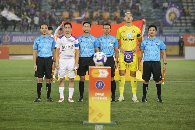 Trọng tài Razlan Joffri Bin Ali (thứ 3 từ trái sang) điều hành trận Hà Nội FC - Thanh Hóa ở vòng 17. Ảnh: VPF.