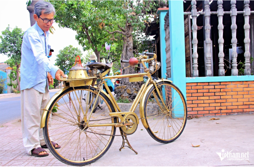 Ngoài 2 chiếc lốp và phần yên ngồi, toàn bộ chiếc xe được làm từ loại vật liệu có màu vàng óng đẹp mắt. Ảnh: Hà Nguyễn.